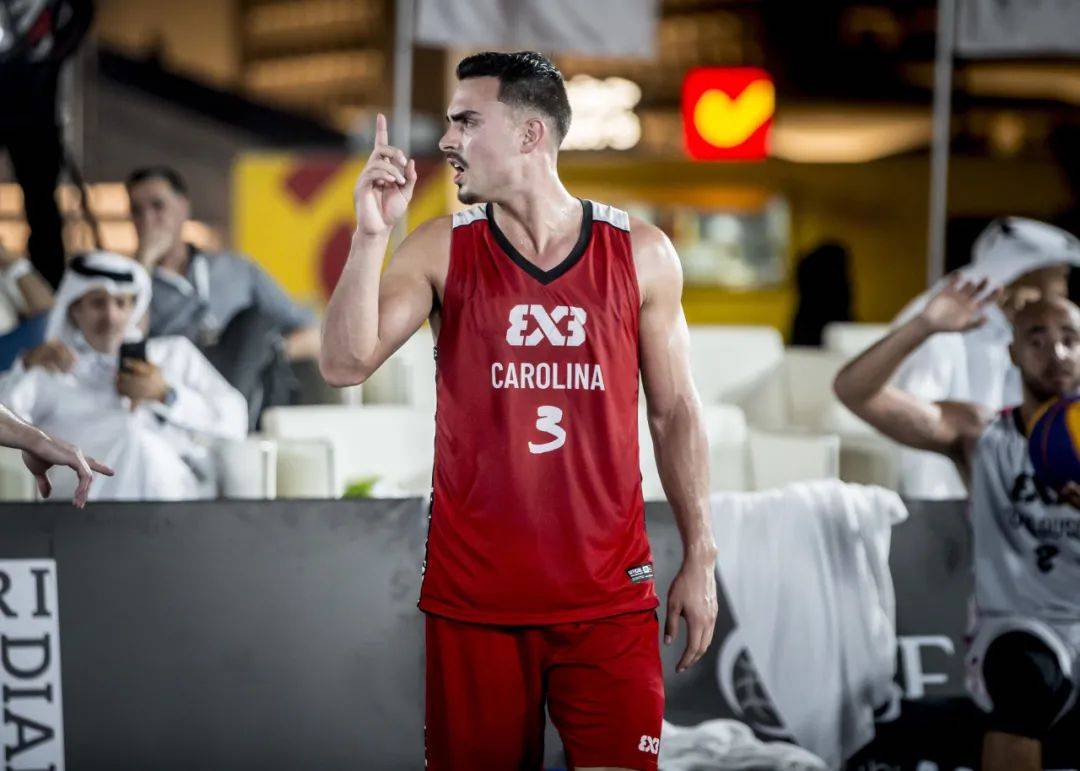凯发体育-FIBA分享三篮世界杯精彩瞬间：裁判兼职动作指导