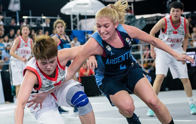 FIBA分享三篮世界杯精彩瞬间：裁判兼职动作指导