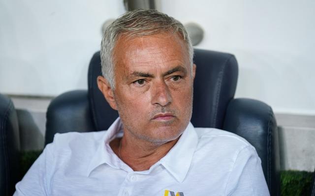 包含土媒集体传递穆里尼奥的不满，欧冠报名剩10天，的词条