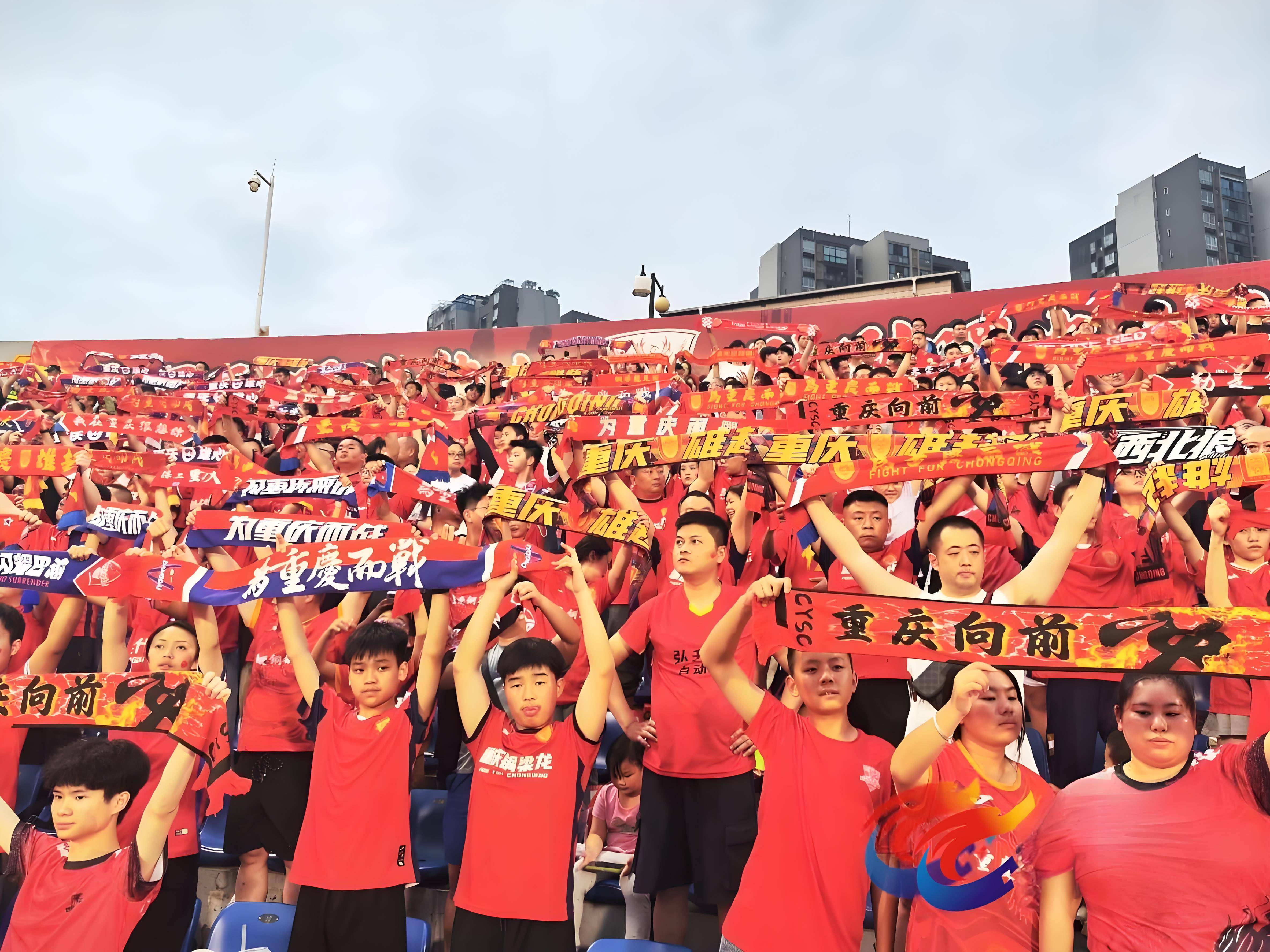 中甲联赛场上，重庆铜梁龙2-3落后的情况下，最后时刻连