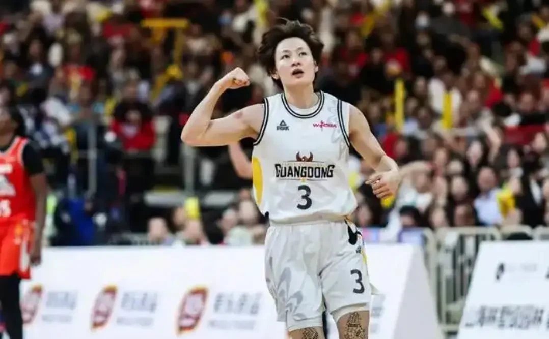 后卫发威！杨氏姐妹合砍20+12王思雨屡秀妙传抢眼