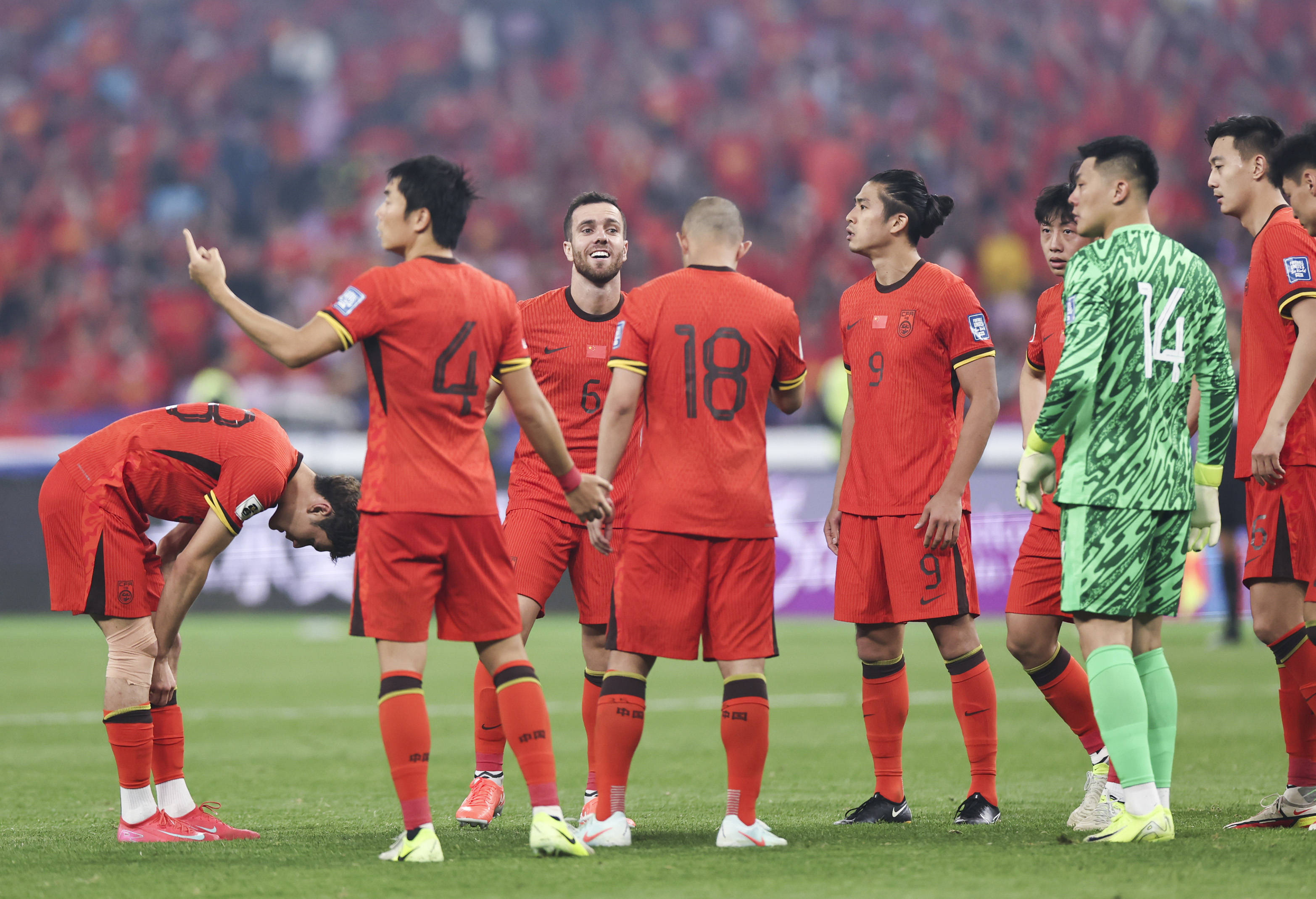 包含国际足坛精彩大战频繁上演，球迷热情高涨的词条